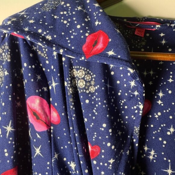 Betsey Johnson Short Hooded Lightweight Robe Navy with Pink Lips & Stars SZ M/L - Picture 5 of 5